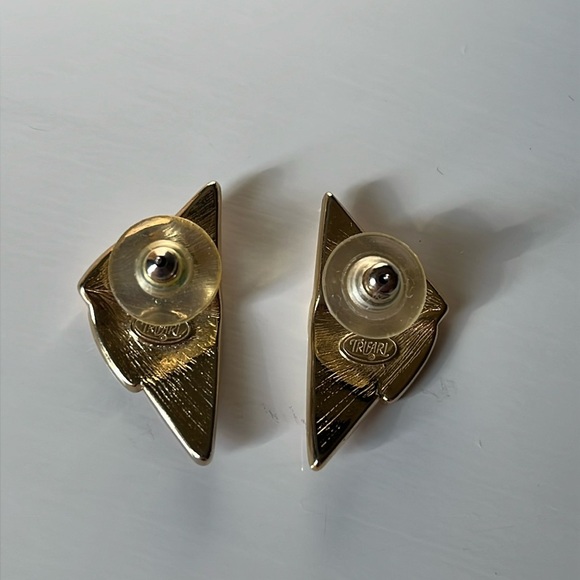 Vintage Trifari Pink & Cream Enamel Geometric Fan Earrings Gold Tone Pierced - Picture 5 of 9